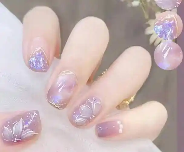 花样年华美甲用紫色打底,用白色画出不规则的图案,用中指做出规则的