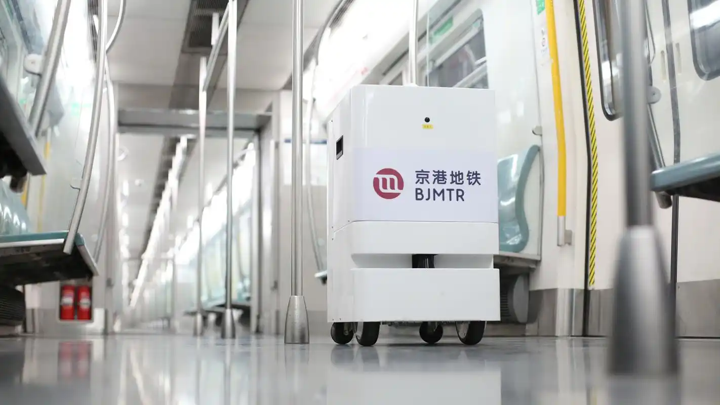 智能双氧水雾化消毒机器人上岗京港地铁