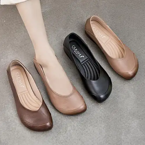 妈妈鞋软底皮鞋真皮舒适大脚单鞋中老年软面平底不累脚女鞋子春秋