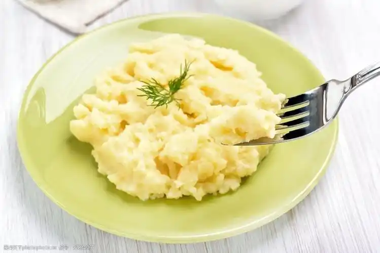 盘子里的土豆泥图片