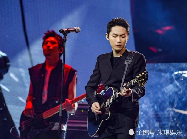 李健和梁博首次同台合唱吉他solo成全场亮点路人看了都无话可说