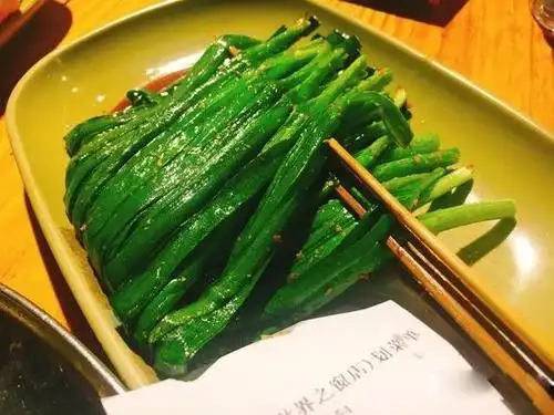 烤韭菜火候掌握得真的很赞,没有烧焦,也没有不熟,韭菜很嫩,吃一口简直