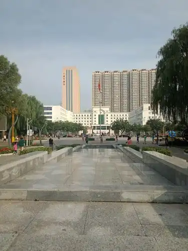 干净整洁的古交市市民广场