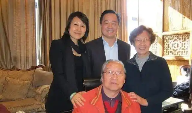 58岁张凯丽晒全家福富豪老公一脸福相女儿不仅漂亮还是学霸