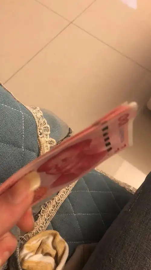 再发一次兄弟们求一张手里1000块钱左右的现金图片在家里拍的别太假
