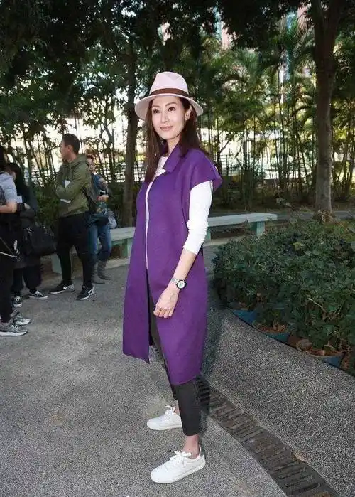 李嘉欣老了还是很惊艳,穿紫色短袖外套配白t,哪敢相信是70后_感觉