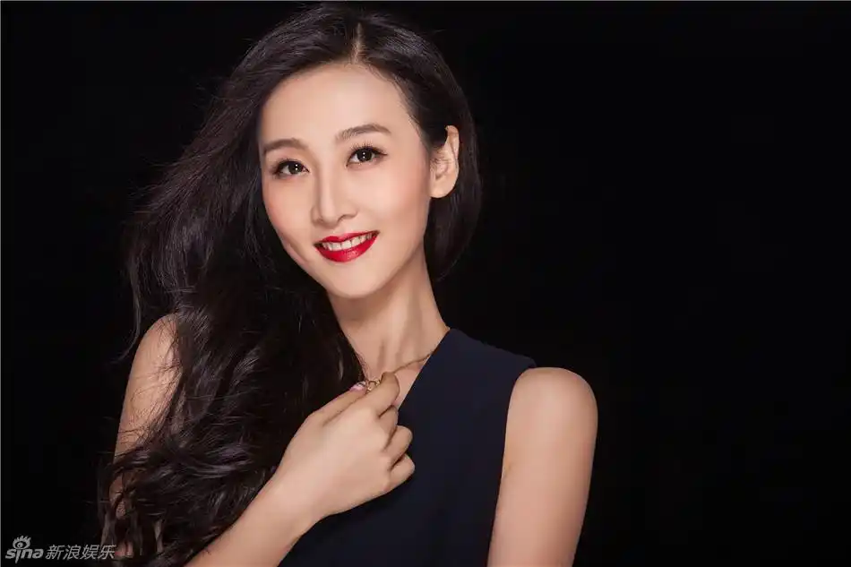 与以往不同,此次写真钱璇身穿全黑礼裙,妆容精致,美艳红唇在黑色礼裙