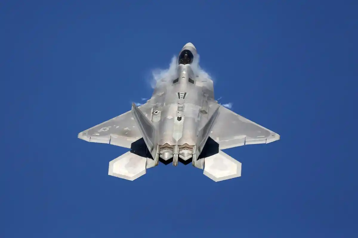 f22战斗机 曾经的标杆型号 即将退役 八爷恐难与之交手 多图慎入