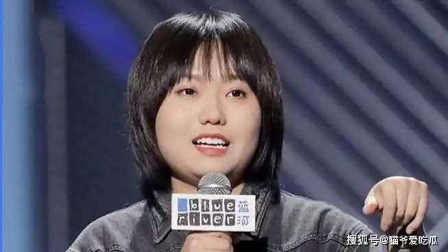 2021年,李雪琴还参加了春晚,与潘长江,蔡明为观众带来小品《彩排》.