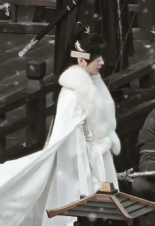 240127成毅仙气飘飘白衣造型惊艳亮相粉丝纷纷送上满满的爱慕