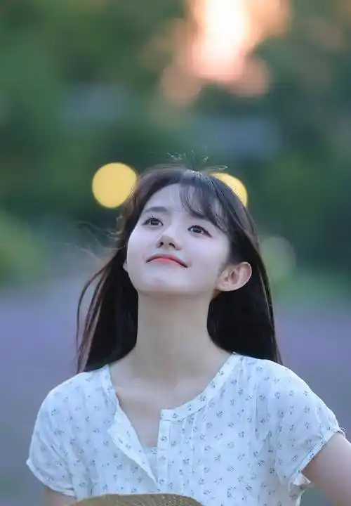 姜杉白色碎花连衣裙清纯少女形象_眼睛_皮肤_蒲扇