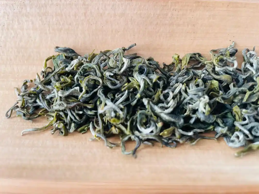 天气炎热,您需要一杯绿茶来解暑95碧螺春干茶条 - 抖音