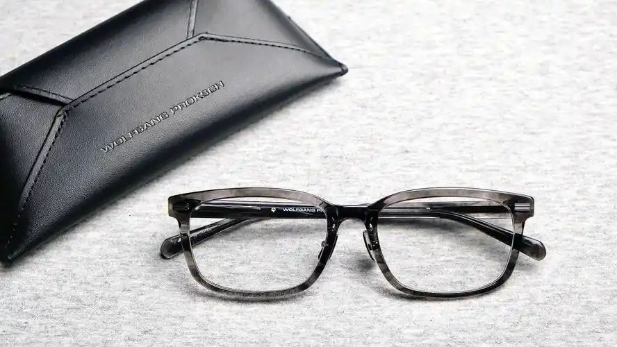 德国设计师自己名字命名的眼镜品牌专利柔性铰链有助于平衡弹簧的效果