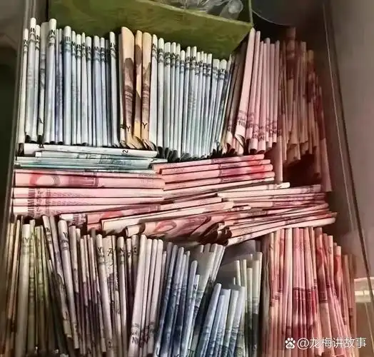 今天我打开儿子抽屉,瞧见他把爷爷奶奶,外公外婆每次给的零花钱,都