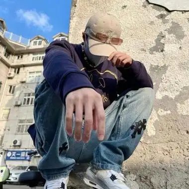 一眼就会吸引人的男生头像 所有的烦恼都源于你的收入太低-腾牛个性网