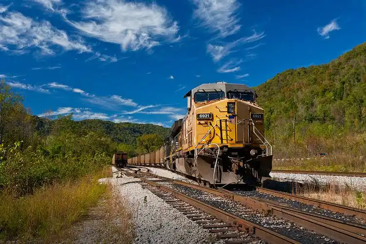 黄色柴油货运列车2图片下载