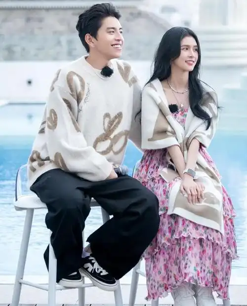 王大陆超宠新女友,大庭广众下和沐轩互换外套穿,丝毫不在意形象