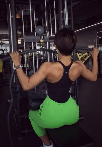 95后健身达人叶彤荣获多项健美比赛冠军瑜伽轻松改善肩颈疼痛