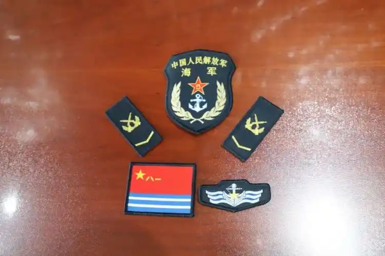 为藏青色与丛林迷彩夏作训不同更加实用方便都采用魔术贴帽徽,臂章,姓