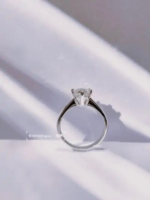 一克拉高参数钻石在阳光下闪闪发亮