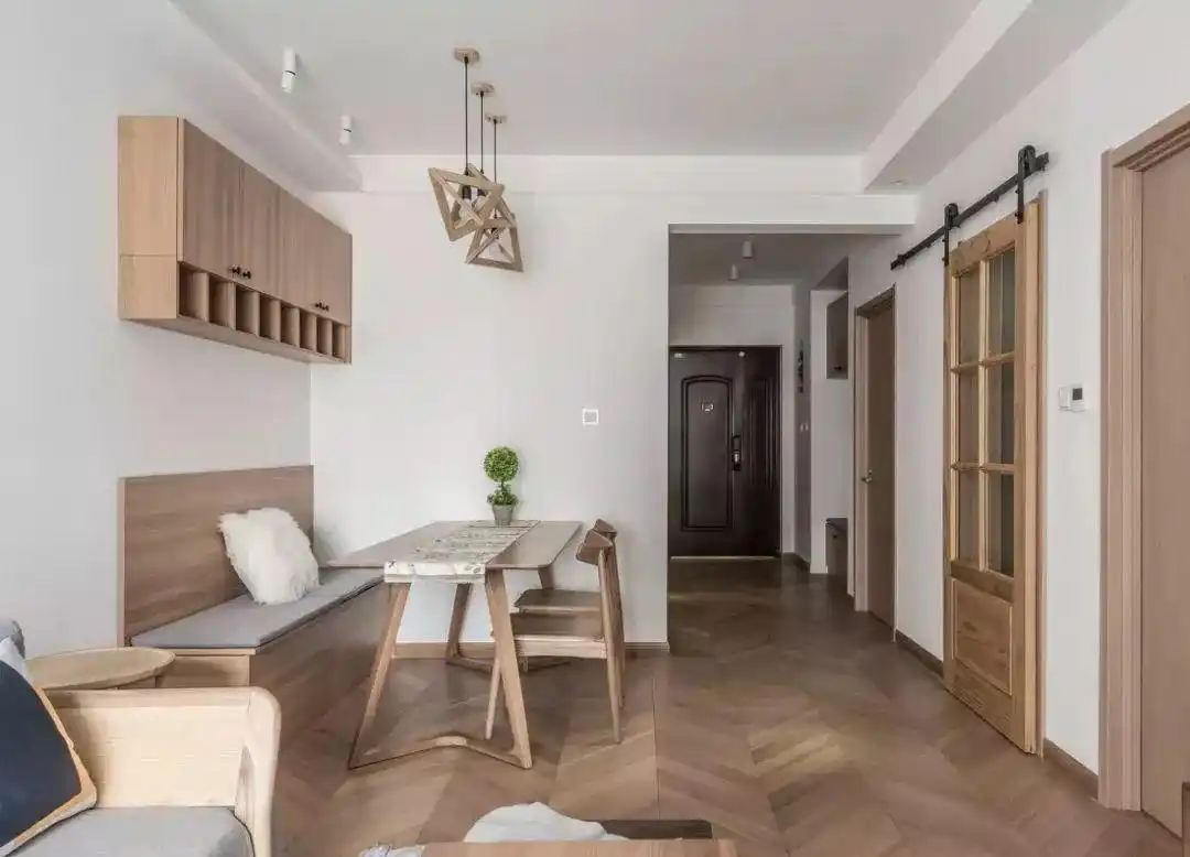 木质餐桌更有质感,同色系卡座互相协调,简约不简单.