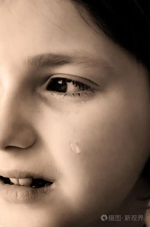 年轻的女孩哭着泪水