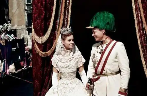 电影《茜茜公主3》中的主人公茜茜皇后,不仅漂亮还很善良而智慧,乐观