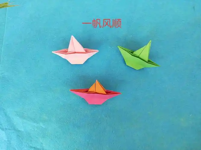 准备一张正方形的纸.