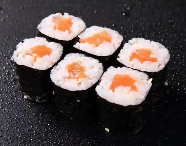 即送"三文鱼小卷"一份.