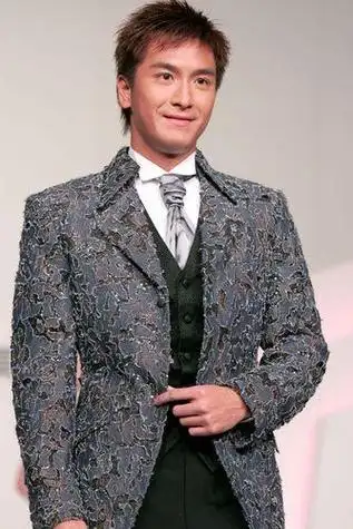 马国明浓妆泰味浓,皮肤卡粉粗糙,眼线一言难尽