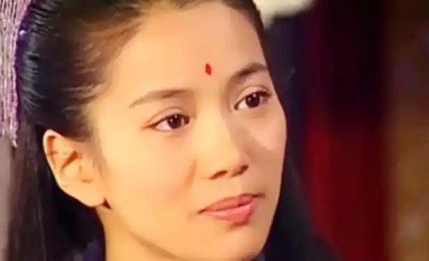 2000《小迷糊闯江湖》沈香袁咏仪的经典角色七:2000《笑傲江湖》任