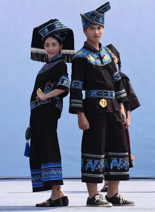 壮族服饰主要有什么颜色?