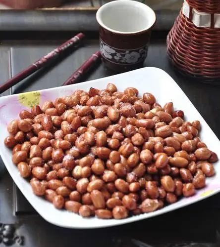 而糖霜花生,在那个缺少零售的年代同样令不少人吞口水.说到