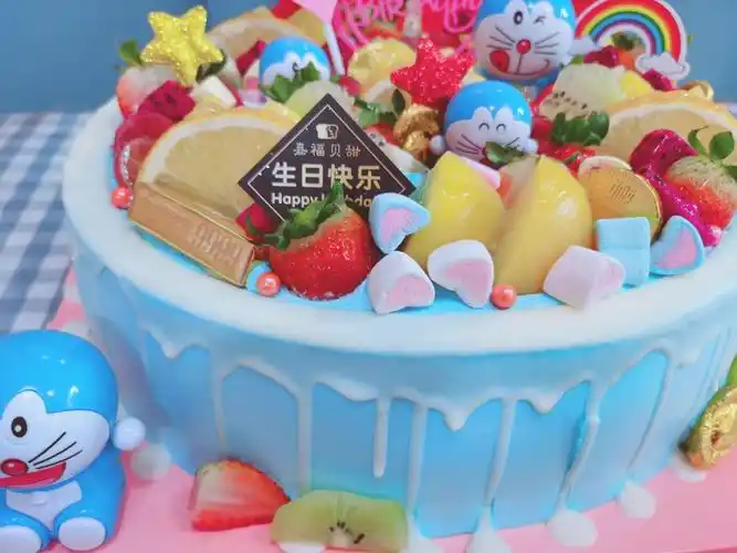 今天是陈逸小朋友的生日,妈妈送来了漂亮的蛋糕,一起庆祝这个特殊的