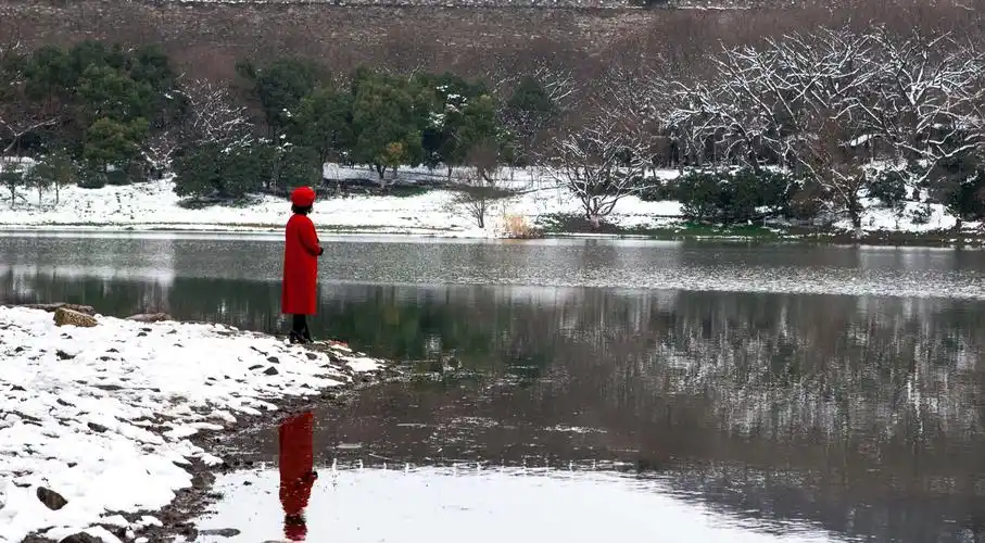 一袭红衣女郎,忘情地在雪中嬉戏,瞬间便有了世间绝配的画面