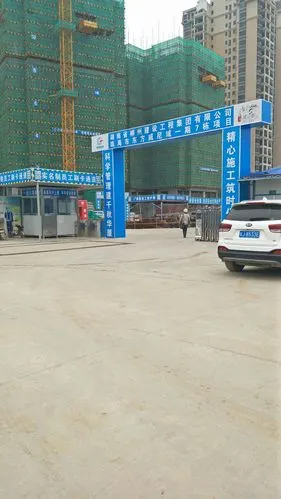 这是工地去上班的大门口.