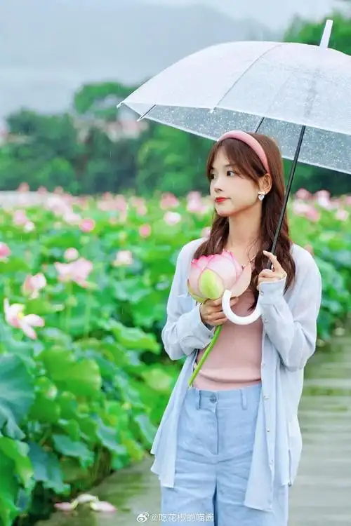 组图:王冰冰晒夏日采莲写真照 戴粉发箍蝴蝶结耳饰少女十足