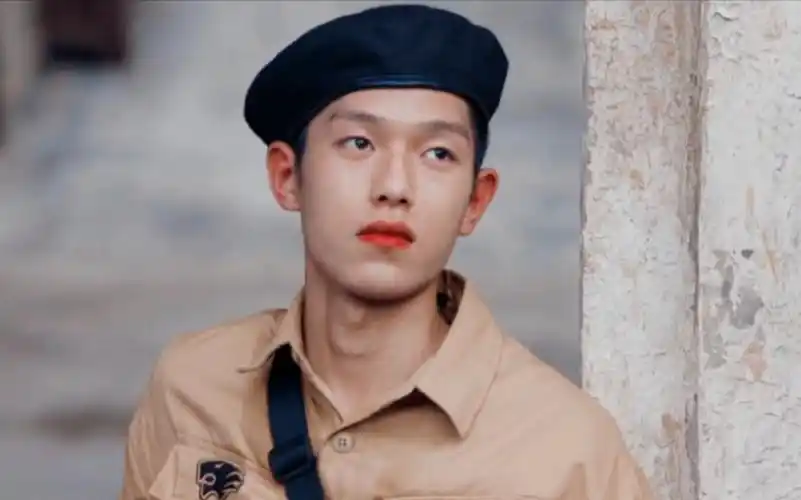 王锵一个社交媒体封面全是史迪奇干起架来直接飞起来突突敌人的king