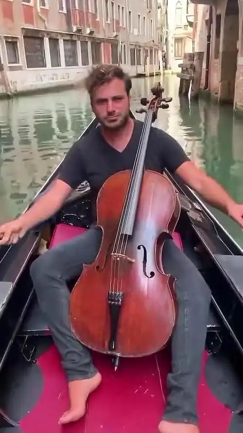 克罗地亚著名大提琴家豪瑟在威尼斯演奏第二圆舞曲