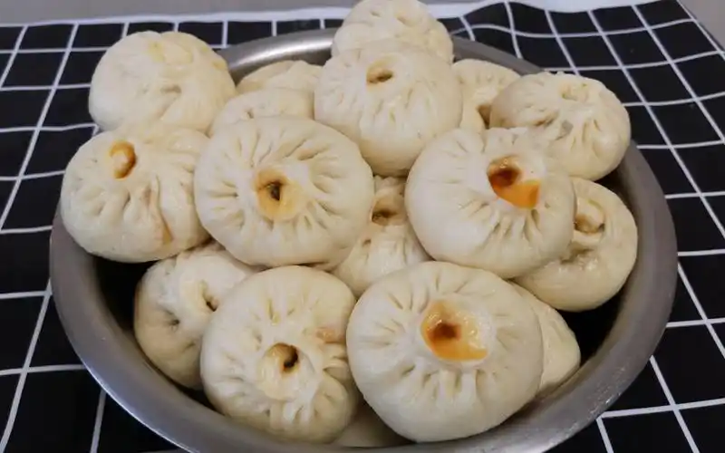 今天做点不知啥名的菜包子,吃的提心吊胆,但个个