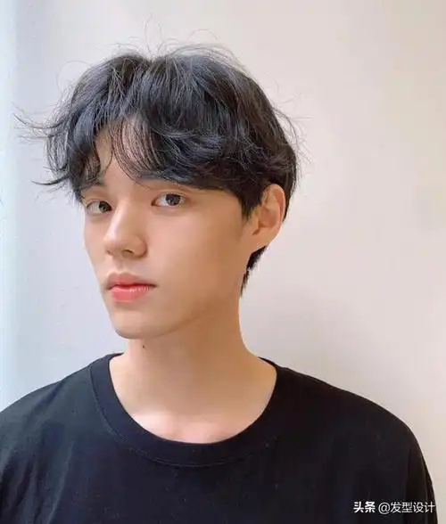 男生不仅仅要发型精致还要有型,这款男士烫发发型就是最近超级流行的