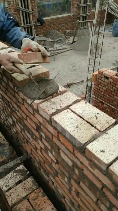 近距离拍摄梅花丁砌筑的砂浆饱满度