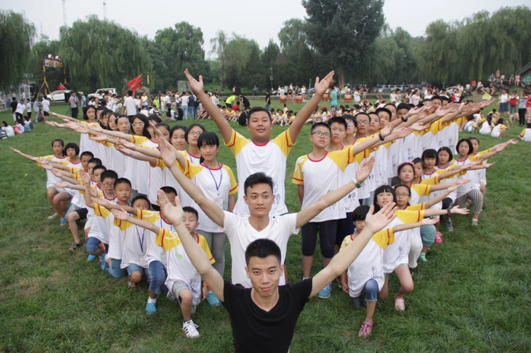 logo展示主题活动一:破冰建队多动,安全消防演练,草坪团地摆拍全天