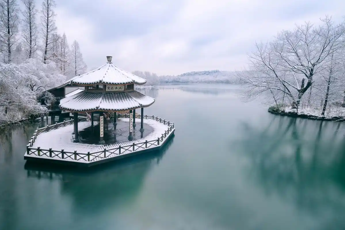 【断桥残雪景点介绍】 断桥残雪是西湖上著名的景点之一,位于杭州市