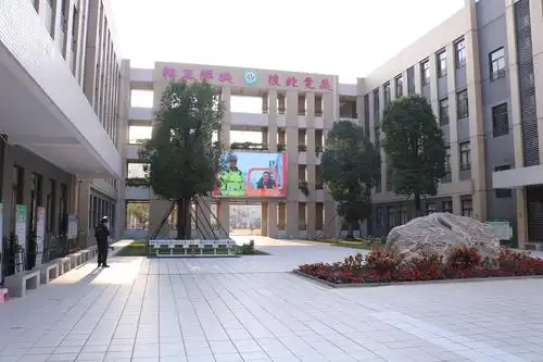 "知危险会避险,安全文明出行"——南沙区莲塘小学全国交通安全日活动