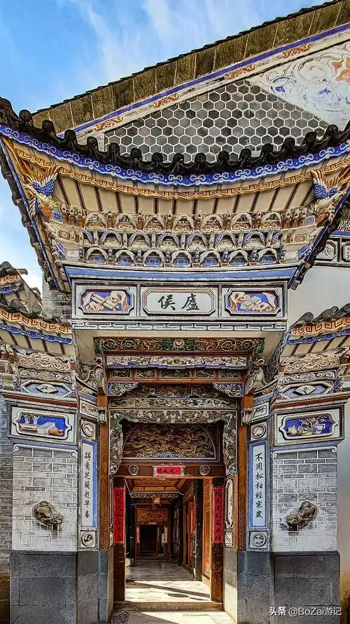 看到典型的以"三房一照壁""四合五天井"封闭式庭院形式构建的白族民居