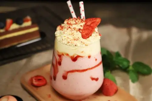 草莓奶盖奶茶饮品