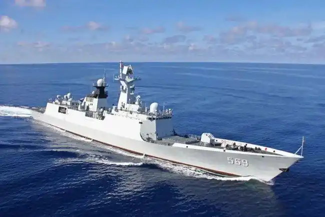 起航洪湖舰奔赴亚丁湾