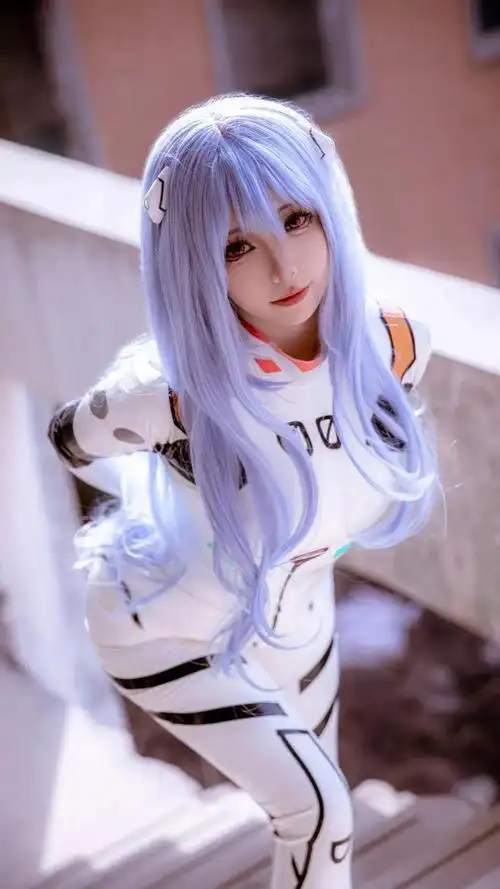 绫波丽在废旧的仓库里躲躲藏藏其孤单可怜全部藏在这套她最爱的胶衣里