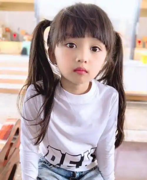 幼儿园"最美混血儿"走红,不看镜头却美如画,网友:天生的主角_孩子